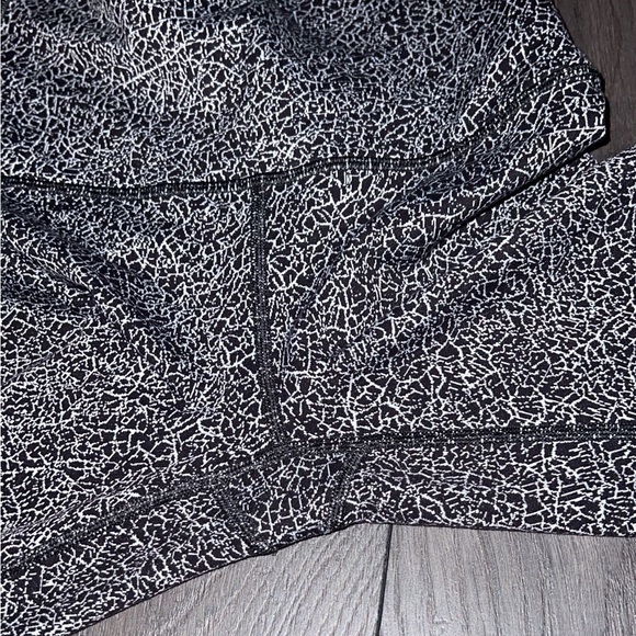 Lululemon Wunder Under Hi-Rise Size 4 with a 17" Inseam Crackle Jaquard - Picture 10 of 16